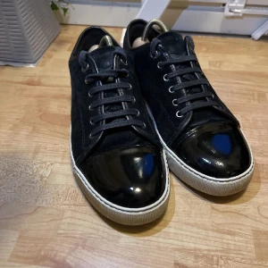 Lanvin  - Tjena! Jag är ute efter att byta mina lanvin mot ett par flycrew och att jag lägger en summa emellan beroende på vad det är för skick på flycrewsen. Så hör gärna av er till mig om ni har ett par i storlek 42. MVH Forsén closet✌️🍾