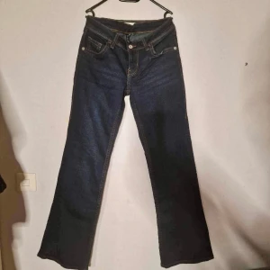 Låg midjade jeans  - Lågmidjade jeans med fina detaljer på bakfickan, använda en gång.