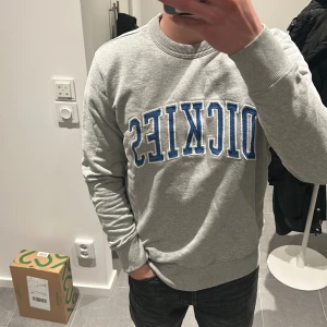 Dickies tröja - Grå sweatshirt från Dickies. Använd fåtalet gånger. 