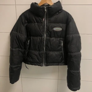 Supercool varm jacka Storlek S - Så cool jacka från Pull&bear Strolek S. Kortare i midjan med längre armar samt inbyggda handvärmare som man stoppar tummen i. Inga fläckar eller defekter 