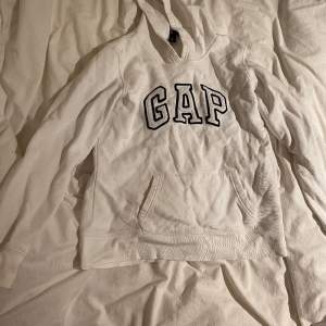 En vit hoodie från GAP i storlek S. Knappt använd och bra skick