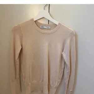 Beige stickad tröja - Jag säljer dena ljus beige stickade tröjan med guld knappar från zara då den inte kommer till användning längre. Jag har storlek S i den och den är normal i storleken! Ny pris ungefär 299kr säljer för 90kr