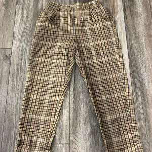 rutiga byxor  - Beiga rutiga byxor från Bershka i storlek S. Använda fåtal gånger och i bra skick