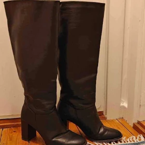Stövlar - Jätte snygga stövlar med brett skaft i fint skick! Använt varsamt. Säljer då de är för stora  Pris kan diskuteras!