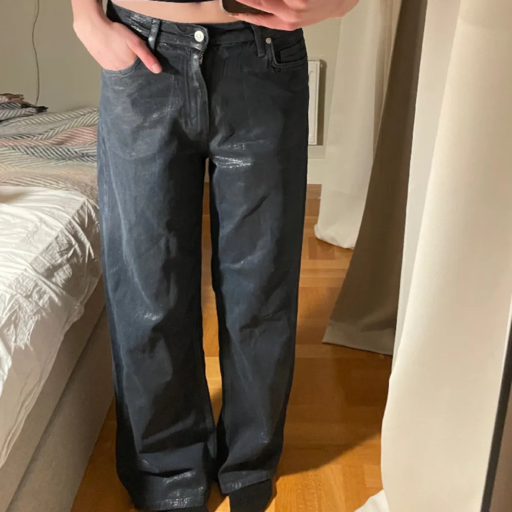 Snygga oanvända byxor ( utan prislapp). Materialet är lite glansigt. Jag är 174 cm lång. . Jeans & Byxor.