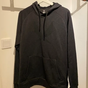 SOC träningshoodie  - Säljer en ganska tunn strl L SOC tränings hoodie. Inga synliga fel, använd bara ett par gånger. Skriv för mer info