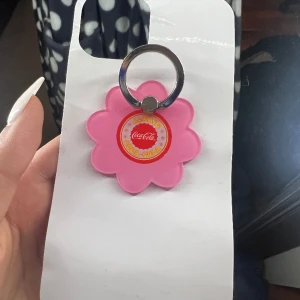 Coca-Cola telefon hållare - Jätte gullig Coca-Cola hållare, helt ny, man kan köpa genom Swish och betala 15 kr i frakt, använd gärna köp nu 💕