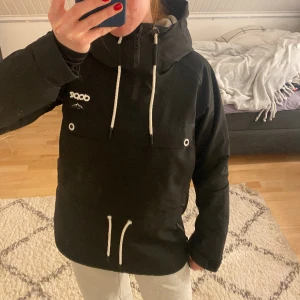 Dope jacka - Säljer denna snygga skidjackan från Dope i väldigt bra skick! Är i storlek XS men är stor i storleken så passar även S. Kom privat för fler bilder!