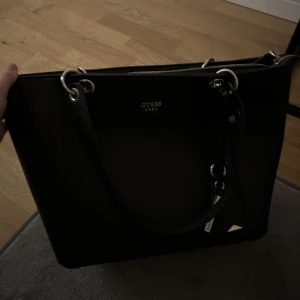 Guess väska  - jättefin väska ej använd 