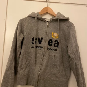 Svea zip/hoodie - Säljer denna zip-hoodie från Svea💕