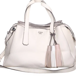 Guess väska - Säljer denna ursnygga guessväska i en superfin rosa/vit färg. Jättecoola detaljer, både kort och långt band tillkommer. Tre olika fack med plats för mycket. Även ett mindre fack finns inuti. 