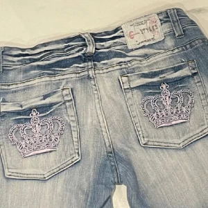 Victoria Beckham liknande jeans  - jeans! Köpta från vinted. Jeansen är i bra skick kanske finns nån tråd lös annars är dom dunder, står ingen storlek så är lite osäker men innerbenet är 83 cm midjan rakt över är 40cm men är väldigt stretchiga längden från toppen till längst ner är ca 103