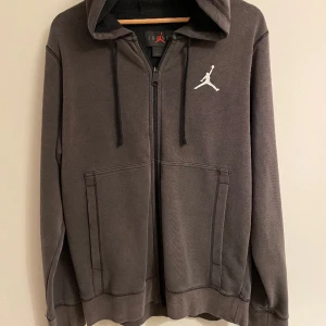 Nike air jordan ziphoodie  - Oanvänd Jordan ziphoodie i strl S! 