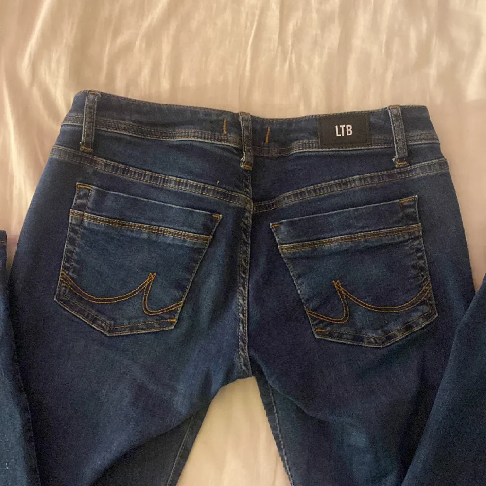 Säljer dessa ltb jeans för vill ha ett par andra även för dom är för stora. använd få gånger så är som nya.🥰. Jeans & Byxor.
