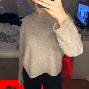 Stickad tröja  - Jättefina stickad tröja 🤎🤎