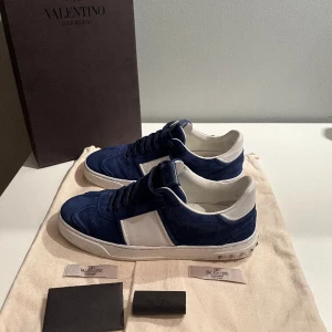 Valentino Flycrew - Hej! Säljer nu mina jättefina mörkblå valentino flycrew skor i mycket bra skick, alla spikar är kvar. Storlek 40 men passar även 41. Allt og, finns dustbags, box med mera. Skriv för fler bilder eller bud. Kan även byta mot annan storlek eller något annat.