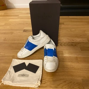 Valentino open - Superfeta valentino open💙storlek 41 men passar 42. Såklart äkta. Kort och dustbag medföljer. Inga stora defekter. Bara några små repor. (Byten är också aktuellt)