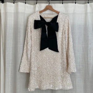 Paljettklänning  - Glittrig klänning s-xs. Använd 1 gång. Pris kan diskuteras (;