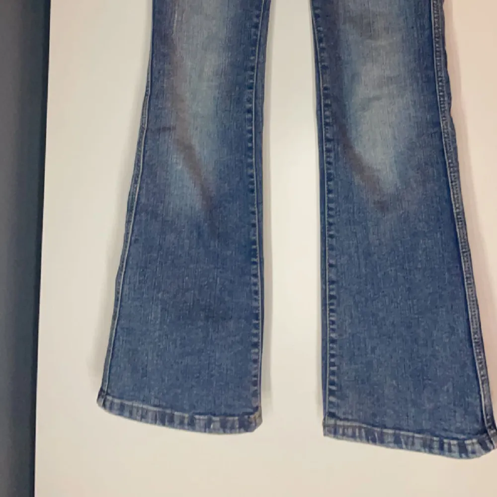 Jeans från H&M (slutsålda), bra skick och sälj på grund av ingen användning. Jeansen är mörkblåa och har fickor där bak. Skriv ifall du har några frågor elr vill ha bättre bilder!❣️. Jeans & Byxor.