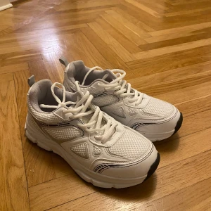 Skor - Skor från lager 157, helt nya och aldrig använda! Nypris är 400kr säljer dessa för 200kr. 😊