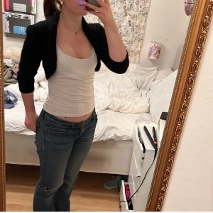 Kofta - Jättegullig kroppad kofta i lite fluffigt material! Säljer då den inte kommer till användning💗