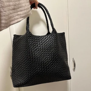 Stor svart väska - Den är större i verkligheten  Har en brun i samma modell 