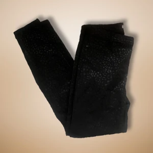 Svarta skinny byxor - använd en gång, i fint skick