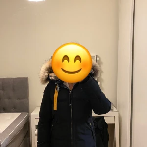 Parajumpers long bear jacka - Säljer en svart Parajumpers long bear jacka i storlek S. Jackan är använd i några år, finns inga skador eller fläckar etc. Kvitto finns med.