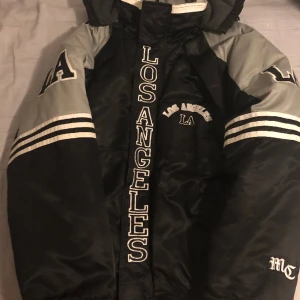 LA vinterjacka - Säljer nu min vinterjacka som jag inte använder längre. Köpt på beyond retro (vintage butik i Malmö). Väldigt bra skick på jackan och det är en rätt så oversized M. Passar både könen och fångar många blickar.  Pris kan diskuteras! 