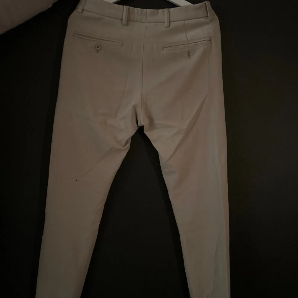 Ett par snygga kostymbyxor från Les Deux. . Jeans & Byxor.