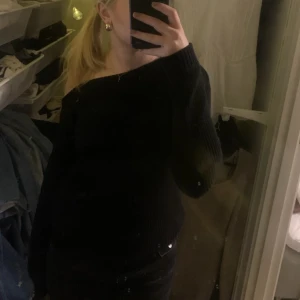 Snedskuren tröja - Jättefin stickad tröja som är snedskuren vid ena axeln