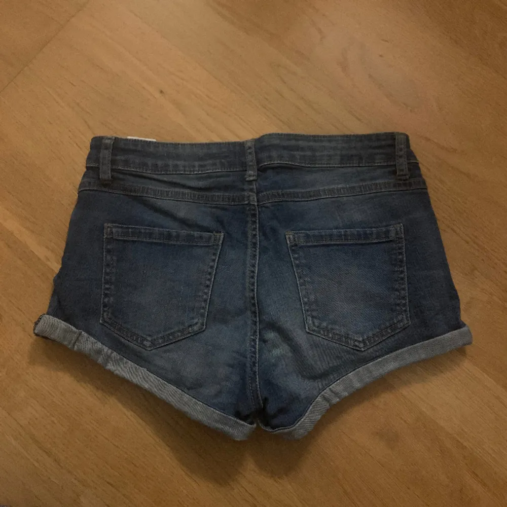 Såå snygga jeansshorts som knappt är använda. Säljer eftersom jag inte använder dem. Vet tyvärr inte märket men storleken motsvarar xs och de är stretchiga💕kom privat för mer bilder!tryck köp nu!!. Shorts.