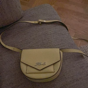 Karl lagerfeldt - Fin väska från Karl kagerfeld , köpt på arkivet för 1000 kr. 