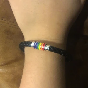 Pride-armband  - Läderarmband med pride flaggan, fästs med magnet och går inte att justera