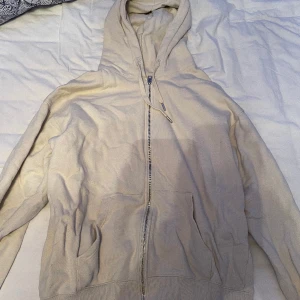 Beige zip hoodie - Säljer nu min zip hoodie från carlings. Knappt använd. Inget fel på den. Hör av dig vid intresse.