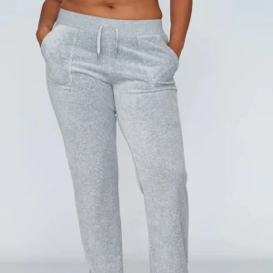 Juicy couture - Grå fina juicy couture köpta för 1100 förra året som användes en del i början men slutar använda dom pga av att jag växte ur dem!❤️ priset kan disuteras vid intresse🫶🏼