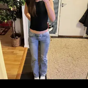 Jättefina lågmidjade jeans från H&M men tyvärr inte kommer till användning längre 💓bara o göra av sig vid frågor/fler bilder. Säljer åt min vän🥰