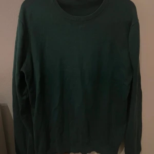 Grön Tiger of Sweden sweatshirt  - Grön Tiger of Sweden sweatshirt i storlek M. Den sitter normalt i storleken och plagget har inga defekter, samt är i mycket bra skick. Nypris ca 1000kr