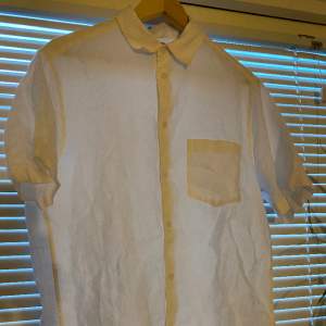 Säljer nu min vita linneskjorta från HM! Perfekt till sommaren. Aldrig använd. DM vid frågor eller fler bilder! 