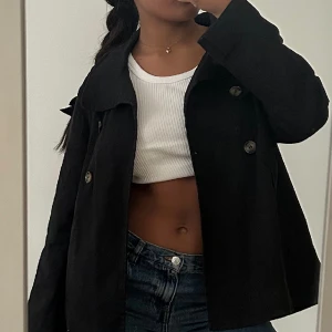 Snygg kappa!!  - Säljer denna snygga kappa som är perfekt att ha som en overshirt eller jacka. Färgen är i en mörkblå färg, nästa svart.