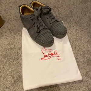 Christian Louboutin skor - Säljer nu mina replika Christian Loubtin skor! Två taggar har fallit av men märks nästan inte. Därav priset. Sjukt snygga skor, funkar till allt! Box och dustbag medkommer! DM vid frågor eller fler bilder. 