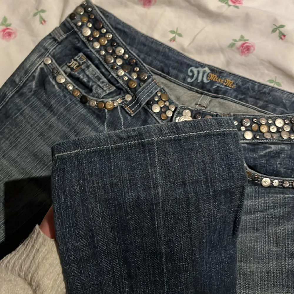 Säljer mina Miss me jeans som är low staight! Endast prövade, säljer pågrund av att de är för korta. Skriv för fler frågor eller bilder💗. Jeans & Byxor.