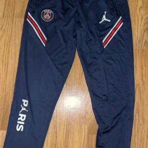 PSG tracksuit  - Den är ny men har testat den och dem var för liten. Så ja lägger dem här för er och om ni har frågor så kan vi diskutera de.