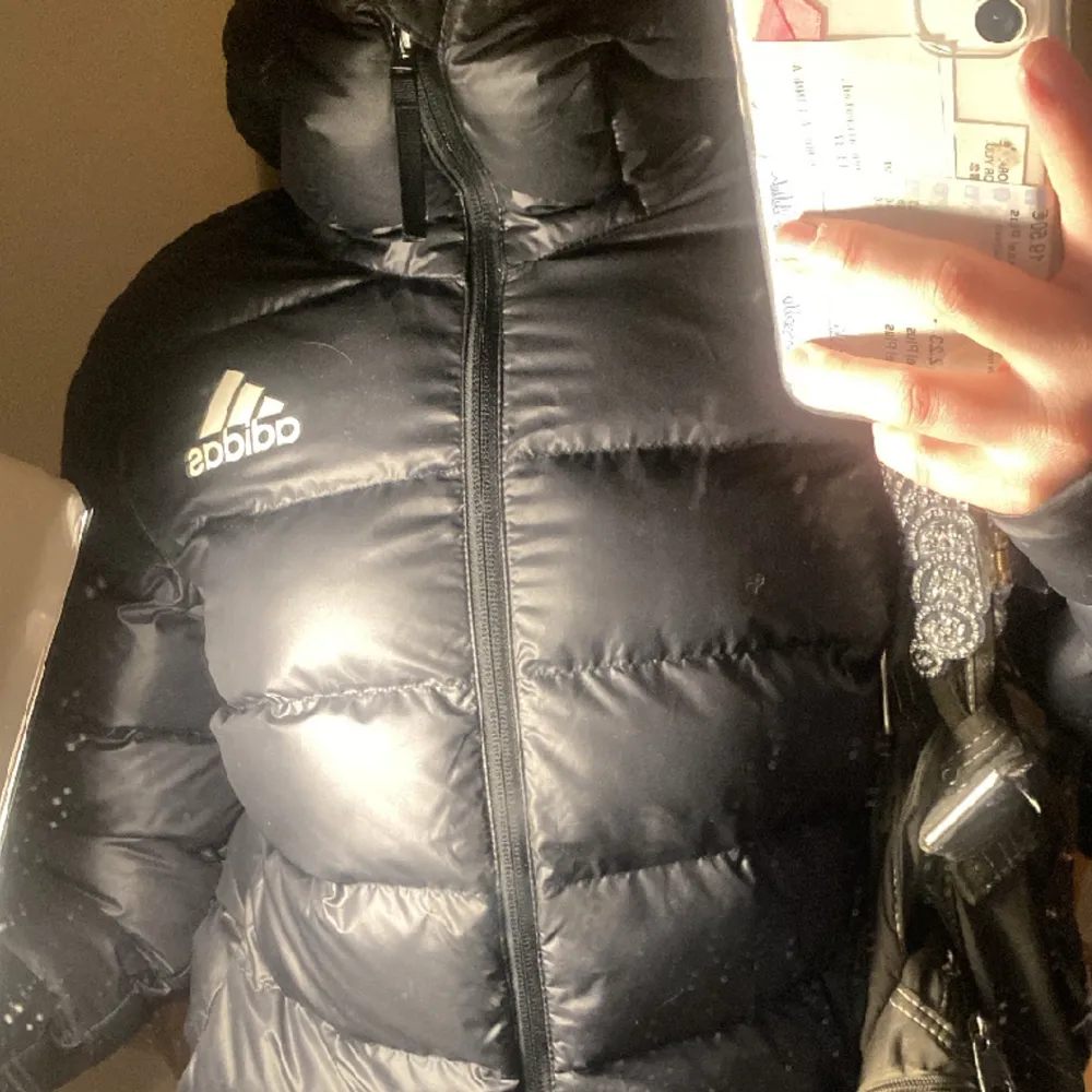 En adidas pufferjacket i nästan nyskick! Endast använd i någon månad. Skrv för fler bilder🍒💋. Jackor.