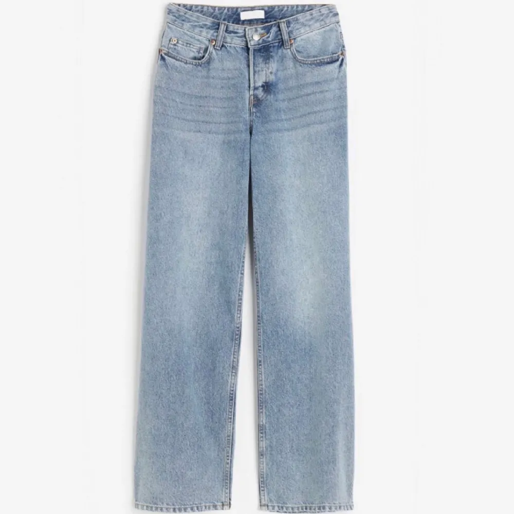 Säljer mina midwaist jeans från H&M då dom tyvärr är försmå. Inga synliga defekter. Original pris 300kr. Jeans & Byxor.