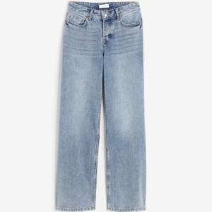Säljer mina midwaist jeans från H&M då dom tyvärr är försmå. Inga synliga defekter. Original pris 300kr