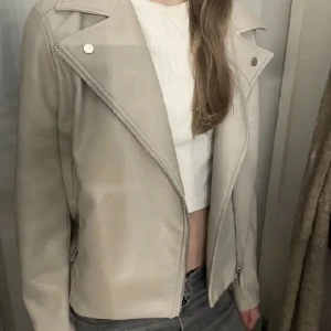 Jättefin skinnjacka  - Jättefin skinnjacka!! Nypris 400kr, mitt pris 95kr!! GRATIS FRAKT.💕💕💗💗 