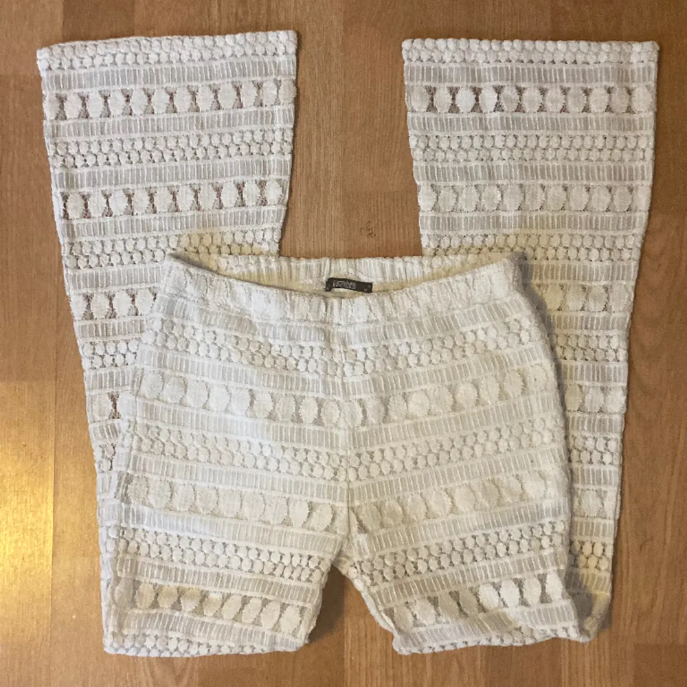 Jätte fina sköna vita byxor med fint mönster från Holms. Säljer för att dom är för korta på mig som är 1,77 men kan passa på någon som är kortare. De är bootcut! Och inga defekter. Fint billigt pris❤️ passar mig med storlek S😊. Jeans & Byxor.