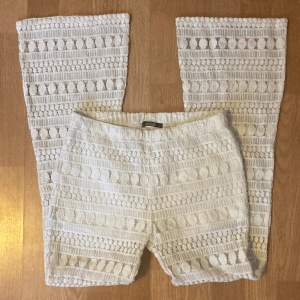 Jätte fina sköna vita byxor med fint mönster från Holms. Säljer för att dom är för korta på mig som är 1,77 men kan passa på någon som är kortare. De är bootcut! Och inga defekter. Fint billigt pris❤️ passar mig med storlek S😊