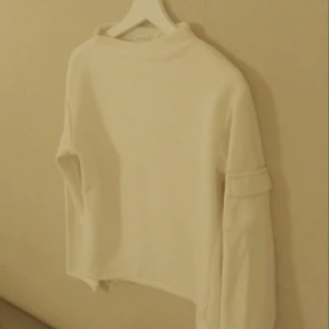 Fin vit fleecetröja 36/38 - Fin, varm, vit fleecetröja strl. M men den är väldigt liten i storleken så snarare S. Fint skick. 